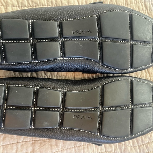 These loafers is comfortable and have a rubber sole. Beautiful soft leather. - Picture 2 of 3